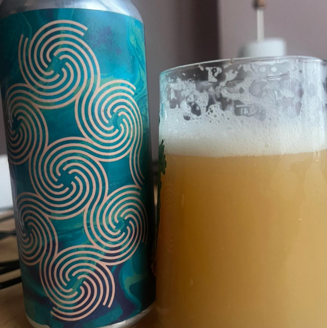Brasserie du Bas-Canada – Tempestas

ABV: 10 % | Stil: Triple New England IPA | Untappd: 4,39

Tempestas er en kraftfuld Triple New England IPA fra Brasserie du Bas-Canada. Her skruer bryggeriet op for både humlemængde, fylde og aromaintensitet, samtidig med at den karakteristiske silkebløde mundfølelse bevares. Resultatet er en TIPA med eksplosive frugtnoter, stor kompleksitet og en imponerende balance.
