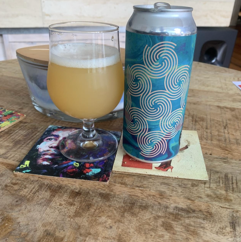 Brasserie du Bas-Canada – Tempestas

ABV: 10 % | Stil: Triple New England IPA | Untappd: 4,39

Tempestas er en kraftfuld Triple New England IPA fra Brasserie du Bas-Canada. Her skruer bryggeriet op for både humlemængde, fylde og aromaintensitet, samtidig med at den karakteristiske silkebløde mundfølelse bevares. Resultatet er en TIPA med eksplosive frugtnoter, stor kompleksitet og en imponerende balance.