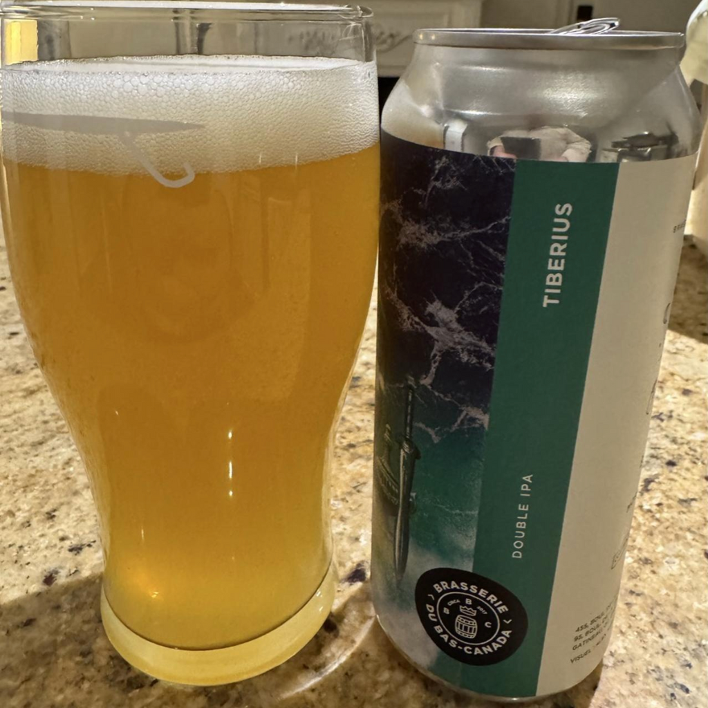Brasserie du Bas-Canada – Tiberius
ABV: 8,0 % | Stil: Imperial / Double New England IPA | Untappd: 4,36

En klassisk og humlearomatisk DIPA fra Bas-Canada brygget med Mosaic og Simcoe. Kombinationen giver en intens, frugtdrevet hazy IPA med både saftige frugtnoter og et let fyrret præg fra humlen.