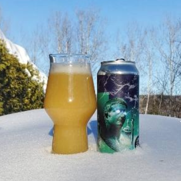 Brasserie du Bas-Canada – Tiberius
ABV: 8,0 % | Stil: Imperial / Double New England IPA | Untappd: 4,36

En klassisk og humlearomatisk DIPA fra Bas-Canada brygget med Mosaic og Simcoe. Kombinationen giver en intens, frugtdrevet hazy IPA med både saftige frugtnoter og et let fyrret præg fra humlen.