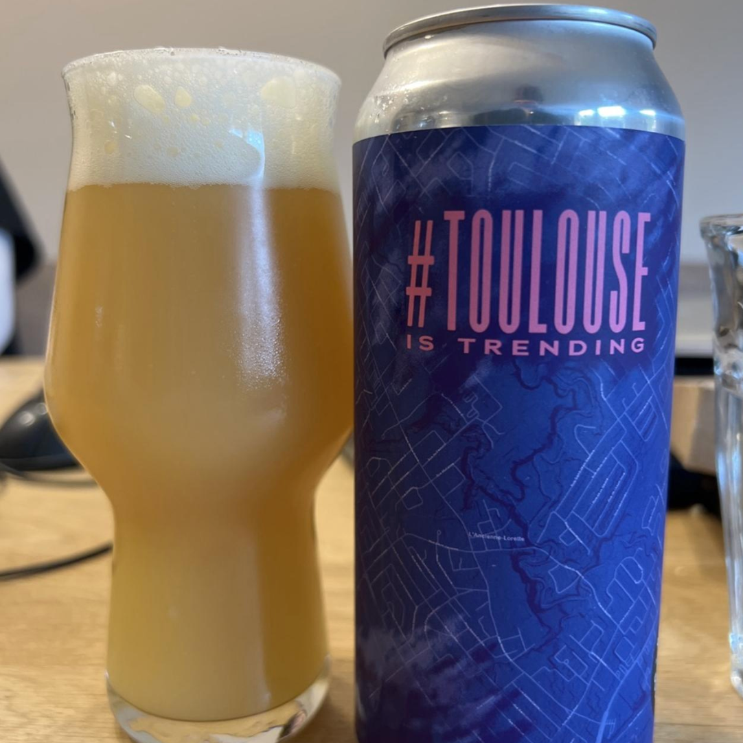 Brasserie du Bas-Canada – #ToulouseIsTrending
ABV: 10,0 % | Stil: Triple New England / Hazy IPA | Untappd: 4,47

En intens og humledrevet Triple NEIPA fra Bas-Canada. Øllen er brygget med Nelson Sauvin (og muligvis Southern Cross), hvilket giver en markant aromatisk profil med tropisk frugt, citrus og let vinøse nuancer.
