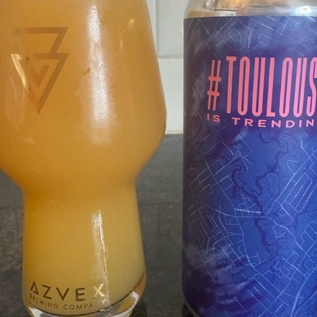 Brasserie du Bas-Canada – #ToulouseIsTrending
ABV: 10,0 % | Stil: Triple New England / Hazy IPA | Untappd: 4,47

En intens og humledrevet Triple NEIPA fra Bas-Canada. Øllen er brygget med Nelson Sauvin (og muligvis Southern Cross), hvilket giver en markant aromatisk profil med tropisk frugt, citrus og let vinøse nuancer.
