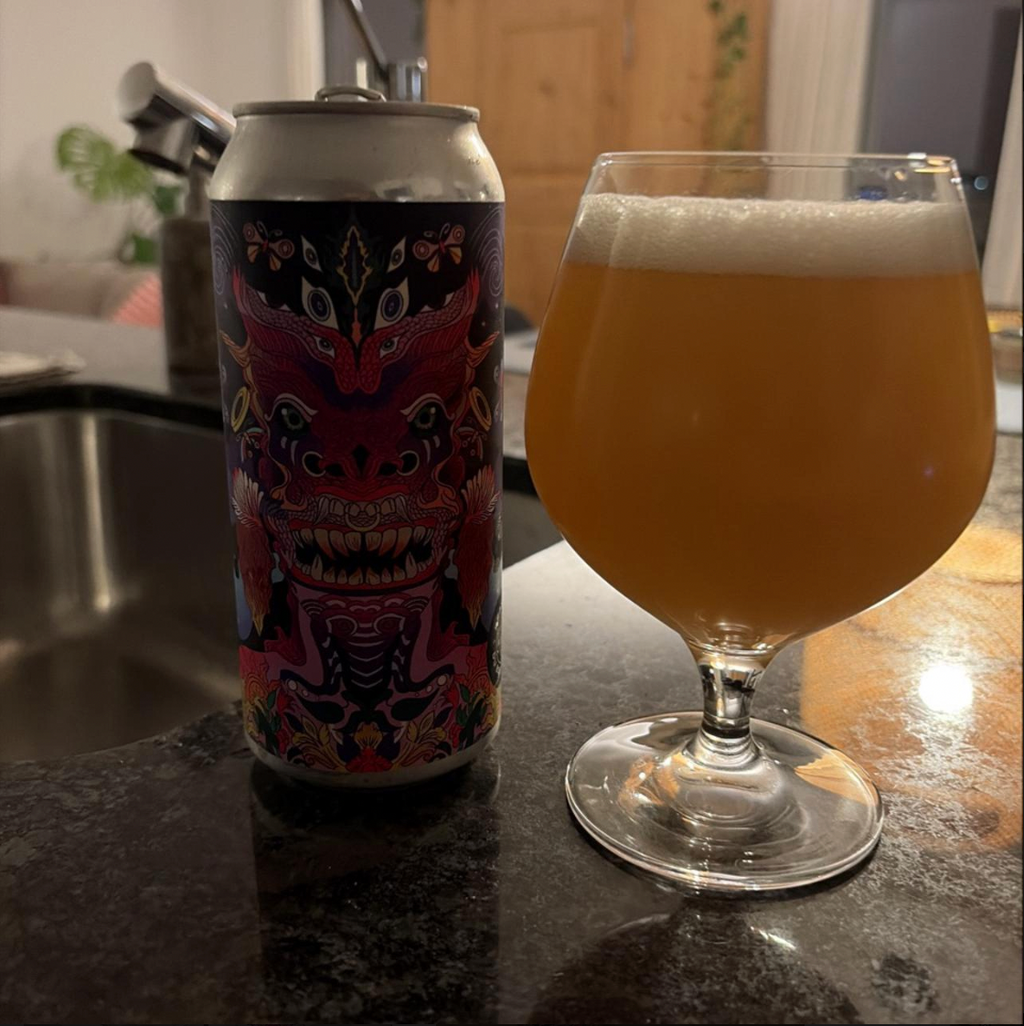 Brasserie du Bas-Canada × Tripping Animals – Kojiki

ABV: 8,2 % | Stil: Imperial / Double IPA | Untappd: 4,27

Kojiki er en intens og saftig Double IPA fra canadiske Brasserie du Bas-Canada, brygget i samarbejde med amerikanske Tripping Animals Brewing Co. Med 8,2 % alkohol og fire spændende humlesorter er der lagt op til en kraftfuld IPA med masser af frugtighed og karakter.

Bryggerierne har kombineret Nectaron, Riwaka, NZ Cascade og Citra – en humlepakke, hvor newzealandsk aromaintensitet møder klassisk 