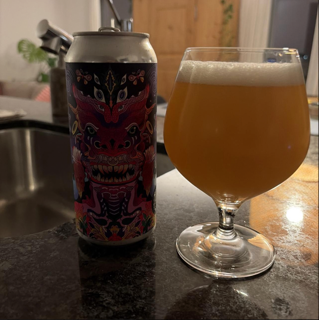 Brasserie du Bas-Canada × Tripping Animals – Kojiki

ABV: 8,2 % | Stil: Imperial / Double IPA | Untappd: 4,27

Kojiki er en intens og saftig Double IPA fra canadiske Brasserie du Bas-Canada, brygget i samarbejde med amerikanske Tripping Animals Brewing Co. Med 8,2 % alkohol og fire spændende humlesorter er der lagt op til en kraftfuld IPA med masser af frugtighed og karakter.

Bryggerierne har kombineret Nectaron, Riwaka, NZ Cascade og Citra – en humlepakke, hvor newzealandsk aromaintensitet møder klassisk 
