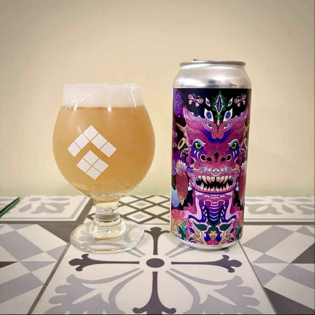 Brasserie du Bas-Canada × Tripping Animals – Kojiki

ABV: 8,2 % | Stil: Imperial / Double IPA | Untappd: 4,27

Kojiki er en intens og saftig Double IPA fra canadiske Brasserie du Bas-Canada, brygget i samarbejde med amerikanske Tripping Animals Brewing Co. Med 8,2 % alkohol og fire spændende humlesorter er der lagt op til en kraftfuld IPA med masser af frugtighed og karakter.

Bryggerierne har kombineret Nectaron, Riwaka, NZ Cascade og Citra – en humlepakke, hvor newzealandsk aromaintensitet møder klassisk 