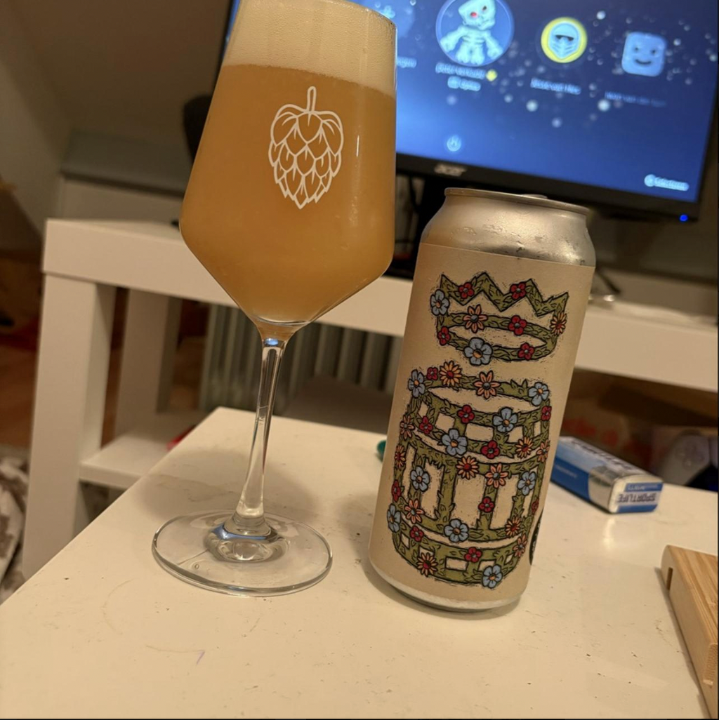 Brasserie du Bas-Canada – Ver

ABV: 11,3 % | Stil: Quadruple IPA | Untappd: 4,42

Ver er en voldsom og humlemættet Quadruple IPA fra canadiske Brasserie du Bas-Canada. Med hele 11,3 % alkohol og en imponerende humlepakke er dette en øl til dem, der elsker store, kompromisløse IPA'er.

Bryggeriet har kombineret Nelson Sauvin, Nelson Sauvin Bliss, Rakau, Southern Cross, Riwaka og Nelson Sauvin Hop Kief. Seks humler og humleprodukter, der tilsammen skaber en intens og kompleks oplevelse.