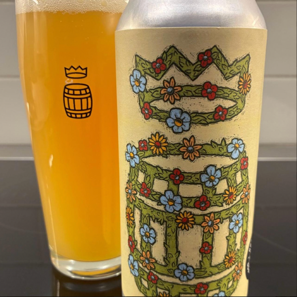 Brasserie du Bas-Canada – Ver

ABV: 11,3 % | Stil: Quadruple IPA | Untappd: 4,42

Ver er en voldsom og humlemættet Quadruple IPA fra canadiske Brasserie du Bas-Canada. Med hele 11,3 % alkohol og en imponerende humlepakke er dette en øl til dem, der elsker store, kompromisløse IPA'er.

Bryggeriet har kombineret Nelson Sauvin, Nelson Sauvin Bliss, Rakau, Southern Cross, Riwaka og Nelson Sauvin Hop Kief. Seks humler og humleprodukter, der tilsammen skaber en intens og kompleks oplevelse.