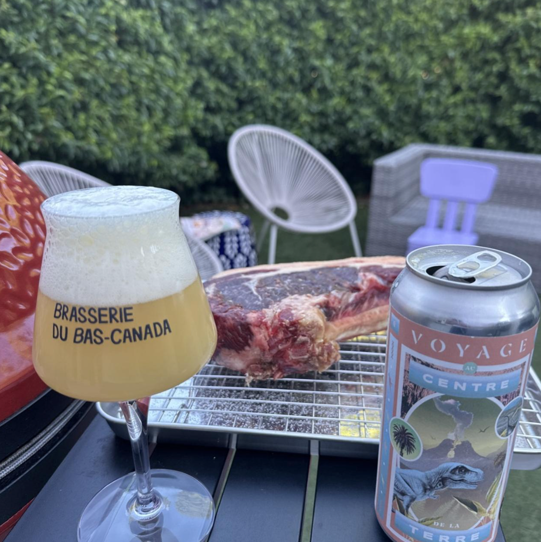 Brasserie du Bas-Canada – Voyage au Centre de la Terre

ABV: 8 % | Stil: Double New England IPA | Untappd: 4,31

Voyage au Centre de la Terre er en fyldig og moderne Double New England IPA fra Brasserie du Bas-Canada. Her får man en klassisk Bas-Canada humleprofil med masser af tropisk frugt, blød citrus og en silkeblød mundfølelse. Resultatet er en saftig, cremet og utrolig drikkevenlig DIPA med flot balance mellem aromaintensitet og elegance.