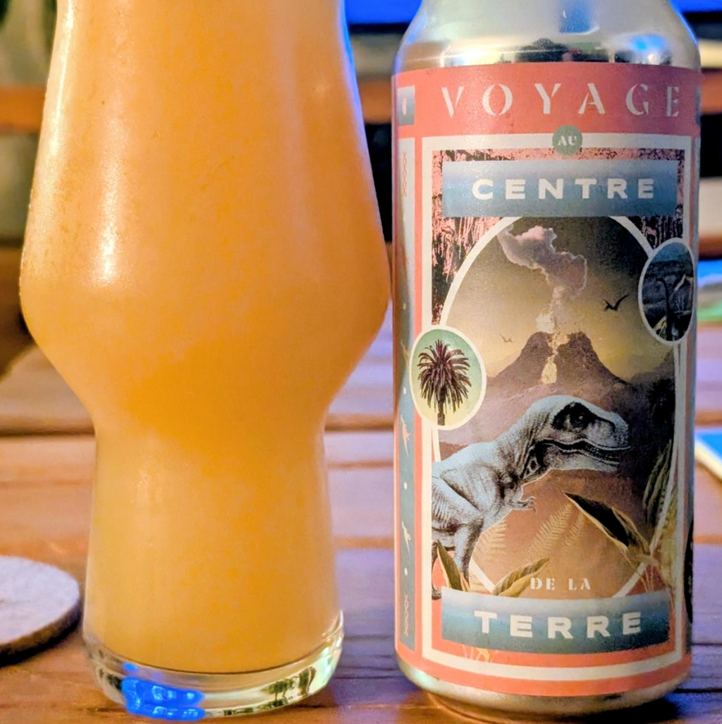 Brasserie du Bas-Canada – Voyage au Centre de la Terre

ABV: 8 % | Stil: Double New England IPA | Untappd: 4,31

Voyage au Centre de la Terre er en fyldig og moderne Double New England IPA fra Brasserie du Bas-Canada. Her får man en klassisk Bas-Canada humleprofil med masser af tropisk frugt, blød citrus og en silkeblød mundfølelse. Resultatet er en saftig, cremet og utrolig drikkevenlig DIPA med flot balance mellem aromaintensitet og elegance.