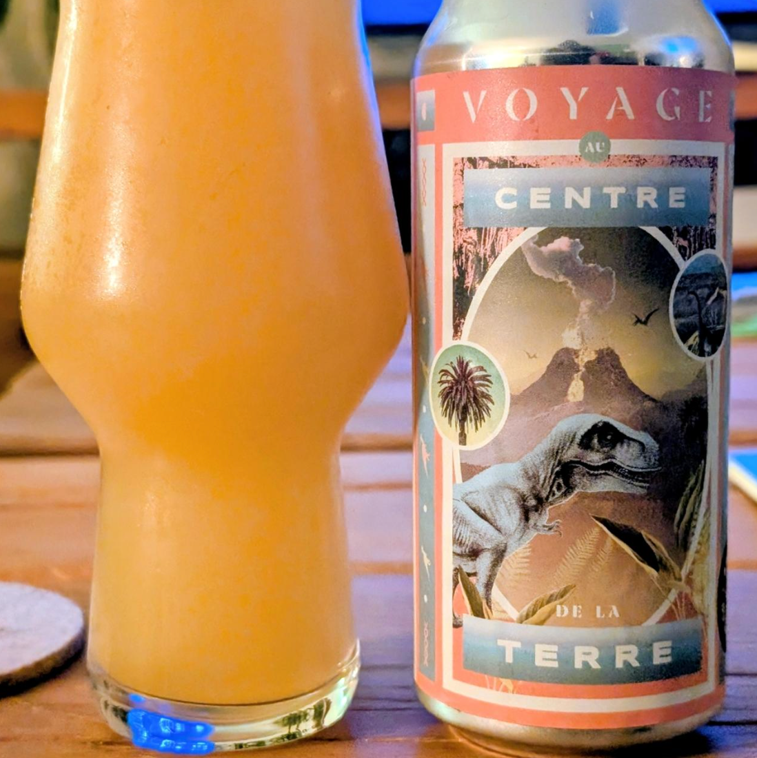 Brasserie du Bas-Canada – Voyage au Centre de la Terre

ABV: 8 % | Stil: Double New England IPA | Untappd: 4,31

Voyage au Centre de la Terre er en fyldig og moderne Double New England IPA fra Brasserie du Bas-Canada. Her får man en klassisk Bas-Canada humleprofil med masser af tropisk frugt, blød citrus og en silkeblød mundfølelse. Resultatet er en saftig, cremet og utrolig drikkevenlig DIPA med flot balance mellem aromaintensitet og elegance.