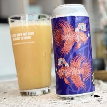Brasserie du Bas-Canada x Lolev Beer – Luminis

ABV: 8,2 % | Stil: Imperial / Double IPA | Untappd: 4,35

En collab mellem Bas-Canada og Lolev Beer, hvor de rammer den klassiske canadiske DIPA-haze. Mættet, aromatisk og med tydelig NZ-profil.