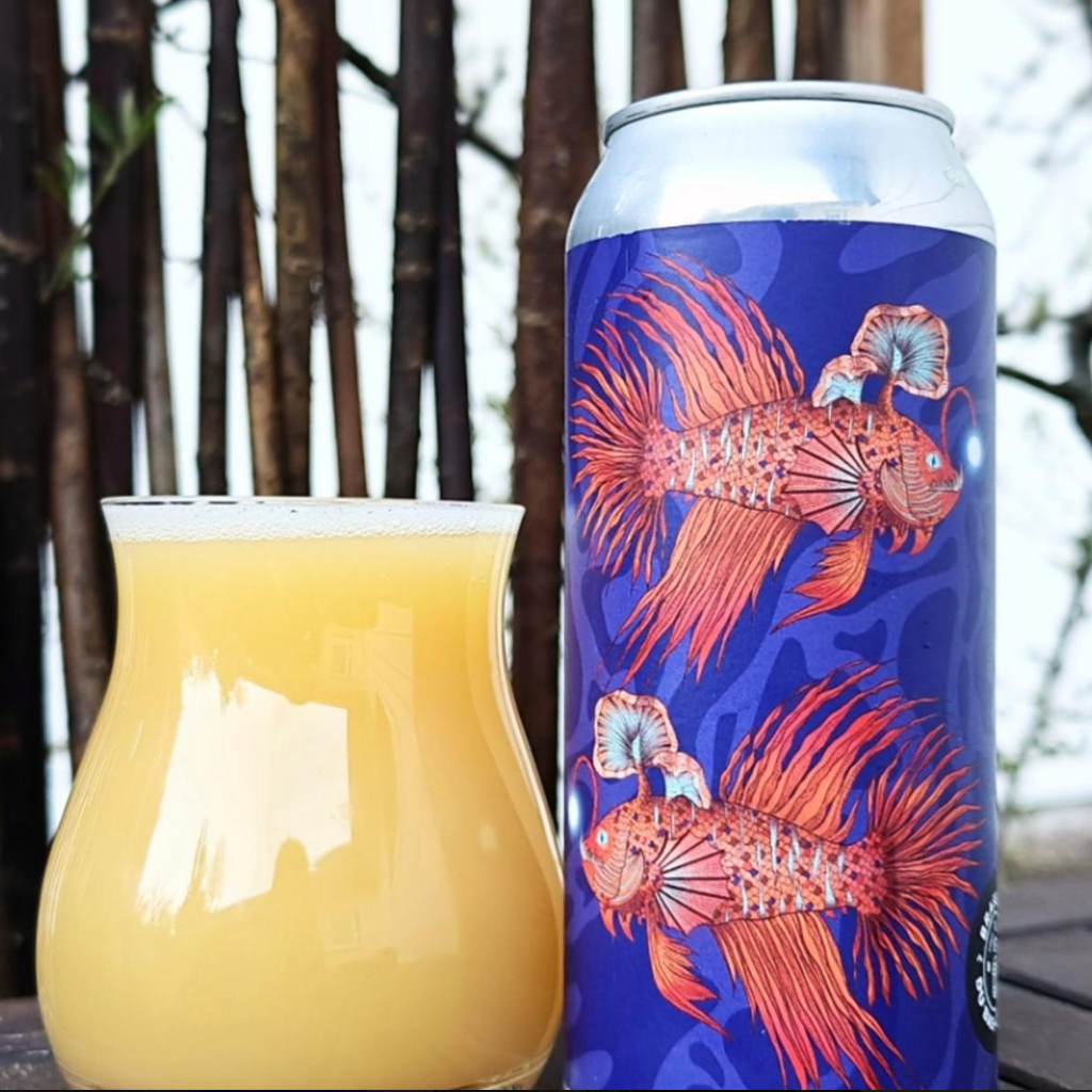 Brasserie du Bas-Canada x Lolev Beer – Luminis

ABV: 8,2 % | Stil: Imperial / Double IPA | Untappd: 4,35

En collab mellem Bas-Canada og Lolev Beer, hvor de rammer den klassiske canadiske DIPA-haze. Mættet, aromatisk og med tydelig NZ-profil.