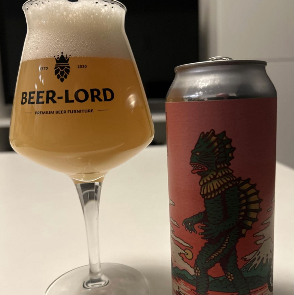 Brasserie du Bas-Canada x Lyric Brewing Company x Ill Will Brewing – Monstres de la Mer
ABV: 10,0 % | Stil: Triple IPA | Untappd: 4,37

En massiv og humlerig triple IPA, skabt som collab mellem Brasserie du Bas-Canada, Lyric Brewing og Ill Will Brewing. her mødes kraftig hopprofil og frugtige noter i et fyldigt og aroma-drevet udtryk.