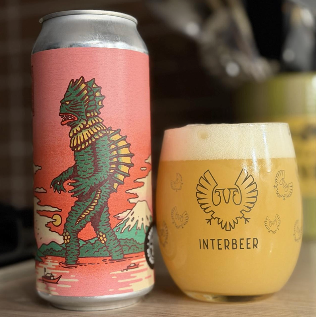 Brasserie du Bas-Canada x Lyric Brewing Company x Ill Will Brewing – Monstres de la Mer
ABV: 10,0 % | Stil: Triple IPA | Untappd: 4,37

En massiv og humlerig triple IPA, skabt som collab mellem Brasserie du Bas-Canada, Lyric Brewing og Ill Will Brewing. her mødes kraftig hopprofil og frugtige noter i et fyldigt og aroma-drevet udtryk.