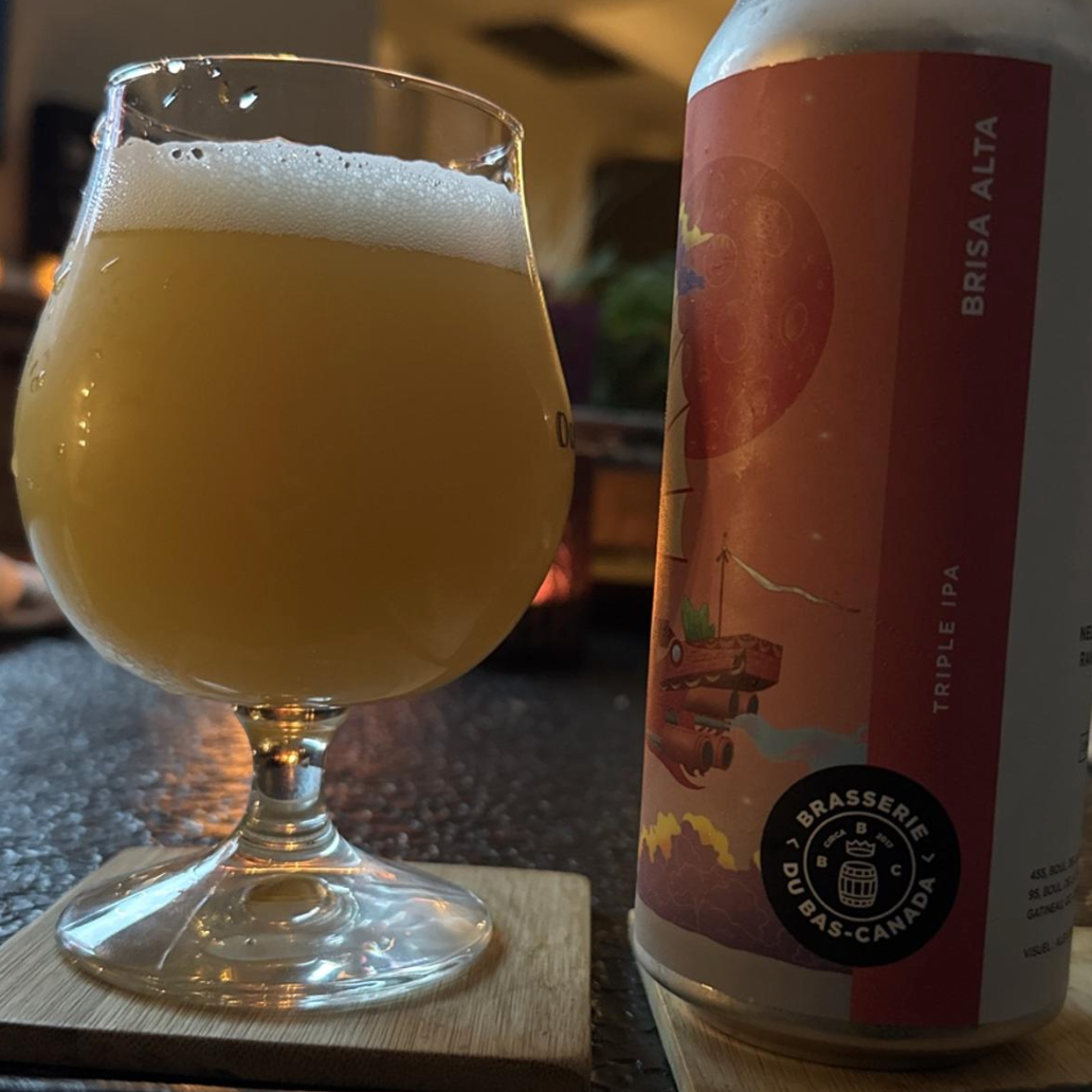 Brasserie du Bas-Canada x Uchu Brewing – Brisa Alta

ABV: 10,0 % | Stil: Triple New England IPA | Untappd: 4,40

En tung collab mellem Bas-Canada og japanske Uchu Brewing. Her er vi i den klassiske canadiske TIPA-stil: blød, mættet og ekstremt aromatisk.