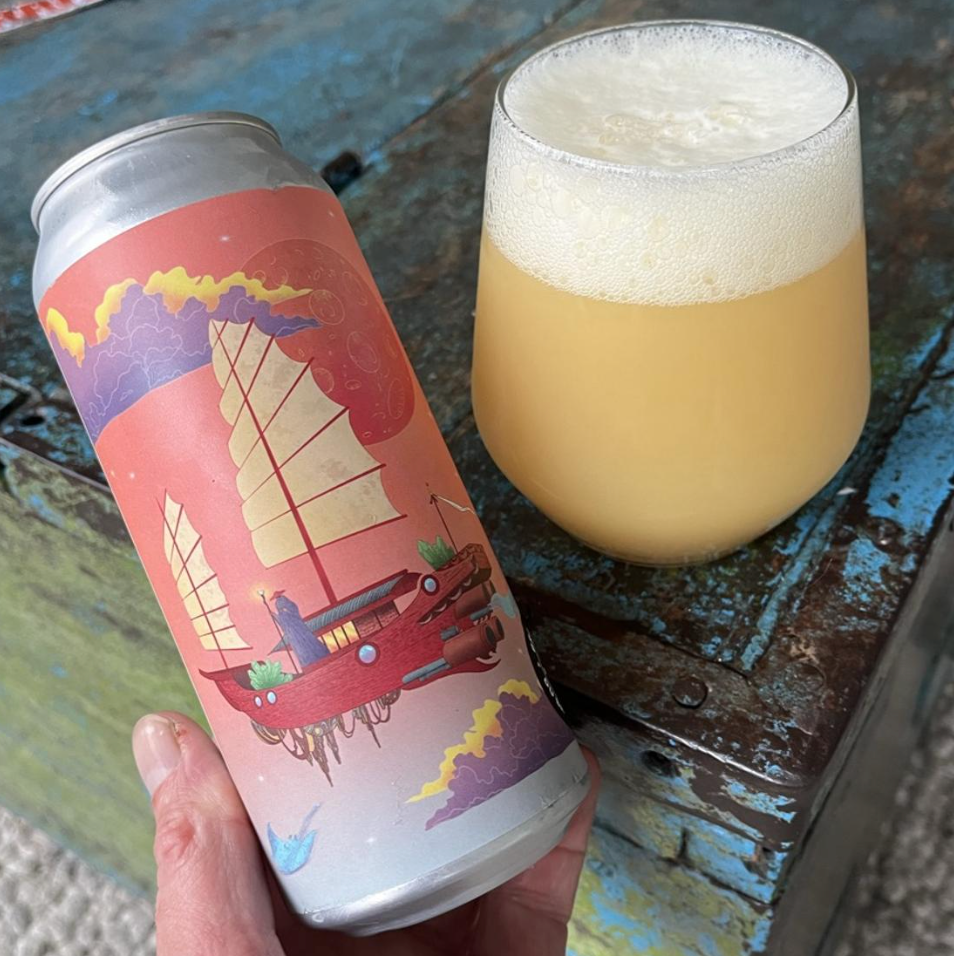 Brasserie du Bas-Canada x Uchu Brewing – Brisa Alta

ABV: 10,0 % | Stil: Triple New England IPA | Untappd: 4,40

En tung collab mellem Bas-Canada og japanske Uchu Brewing. Her er vi i den klassiske canadiske TIPA-stil: blød, mættet og ekstremt aromatisk.