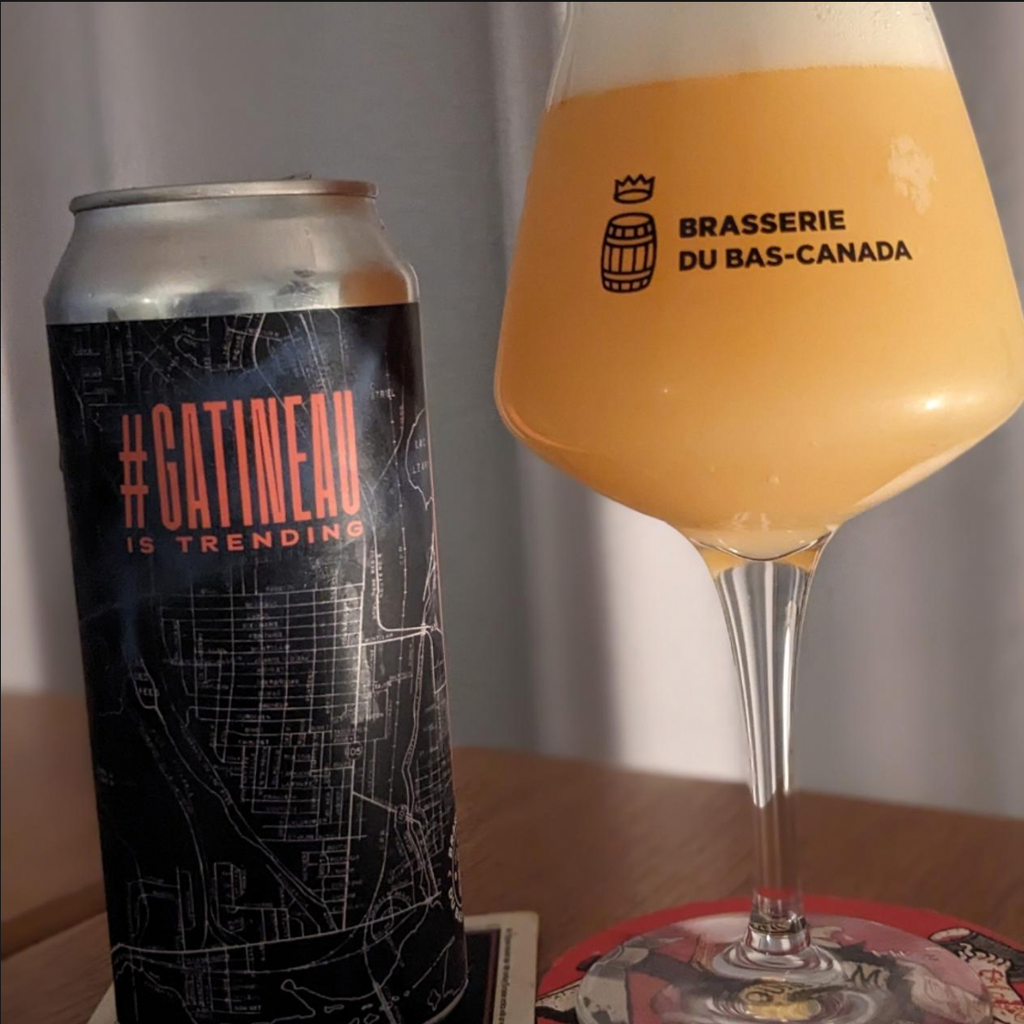 Brasserie du Bas Canada: Gatineau Is Trending
ABV: 10,0 % | Untappd: 4,40

Gatineau Is Trending er en massiv og saftig Triple IPA, hvor Brasserie du Bas Canada skruer helt op for humleintensiteten og leverer en kraftfuld, men overraskende blød oplevelse.