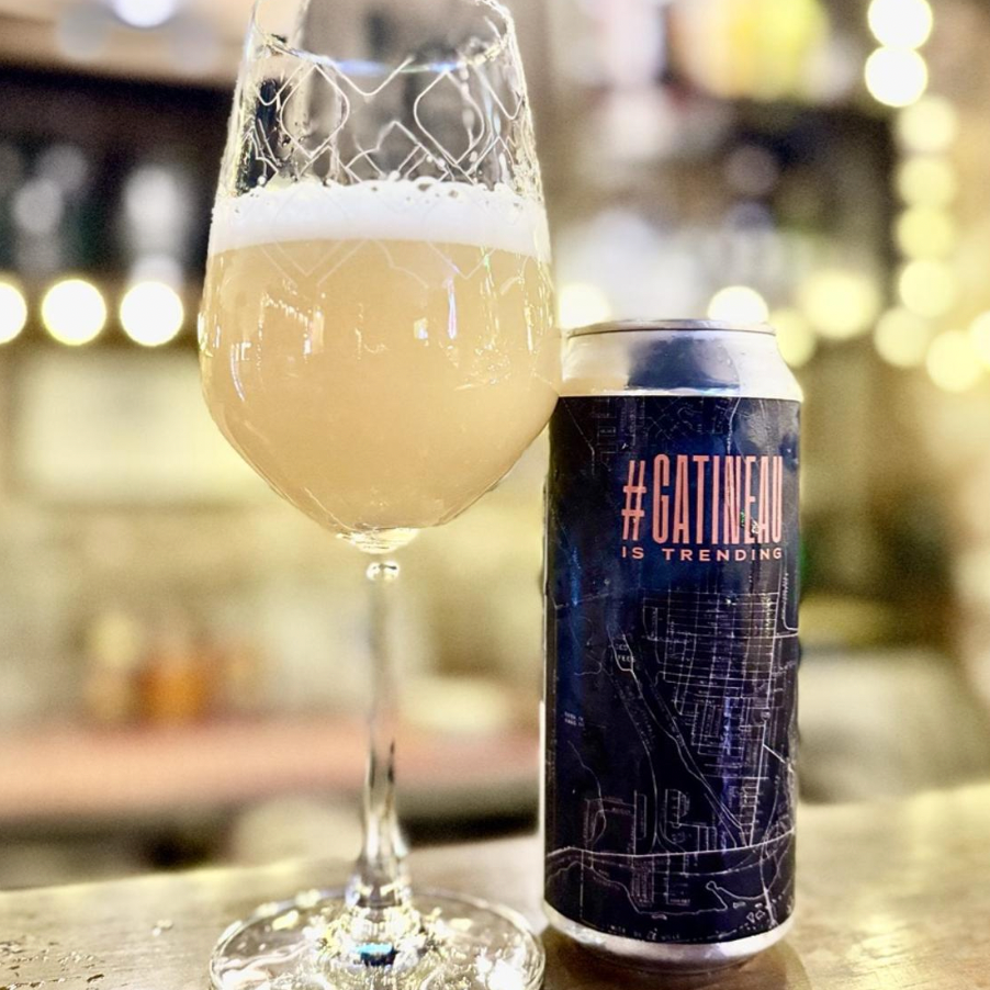 Brasserie du Bas Canada: Gatineau Is Trending
ABV: 10,0 % | Untappd: 4,40

Gatineau Is Trending er en massiv og saftig Triple IPA, hvor Brasserie du Bas Canada skruer helt op for humleintensiteten og leverer en kraftfuld, men overraskende blød oplevelse.