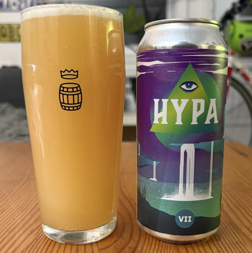 Brasserie du Bas Canada – Hypa #7
ABV: 6,5 % | Untappd: 4,23

Hypa #7 er en saftig og aromatisk IPA fra Brasserie du Bas Canada, hvor humlens tropiske karakter og levende frugttoner står helt i fokus.