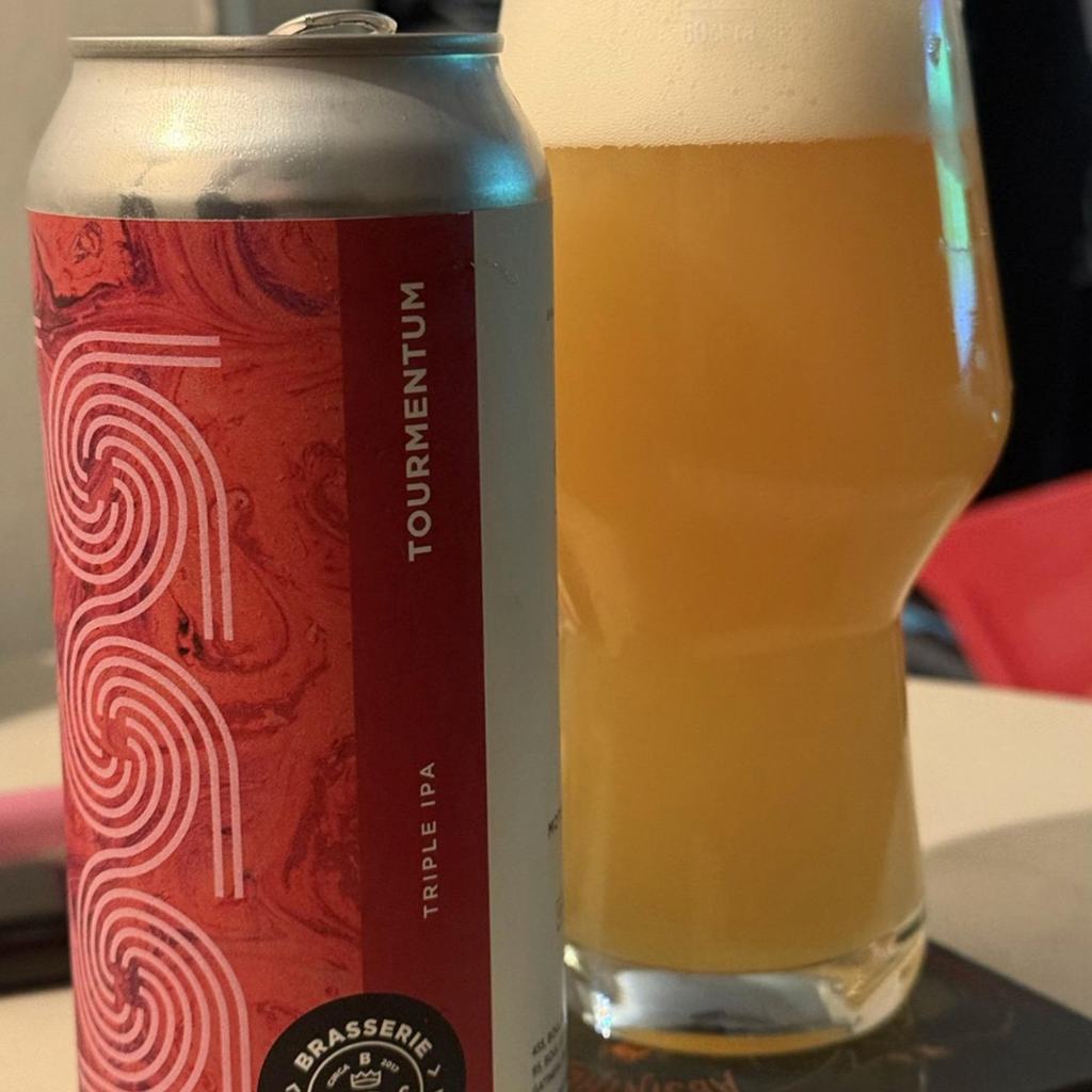 Brasserie du Bas Canada – Tourmentum
ABV: 10,0 % | Untappd: 4,11

Tourmentum er en massiv og kompromisløs Triple New England IPA, hvor Brasserie du Bas Canada folder hele paletten af tropisk humleintensitet ud i en tæt, juicy og cremet oplevelse.