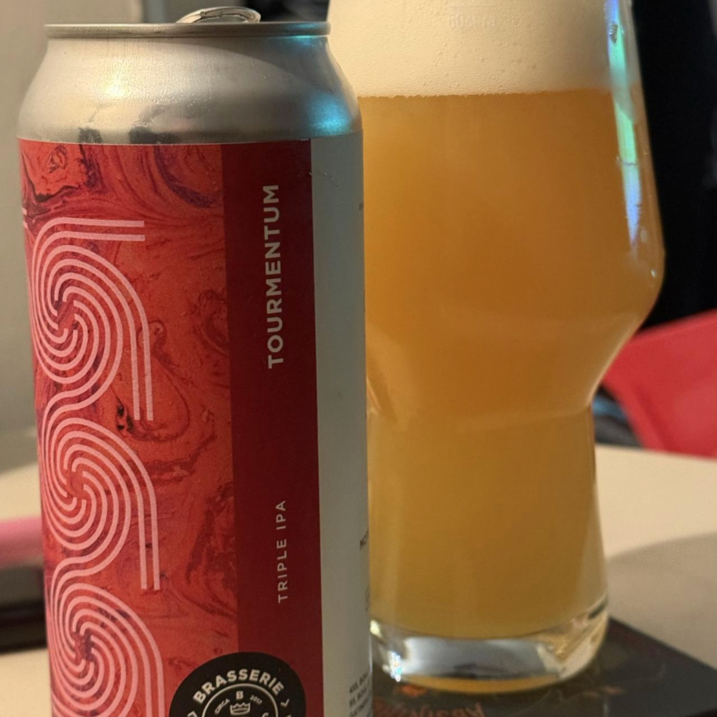 Brasserie du Bas Canada – Tourmentum
ABV: 10,0 % | Untappd: 4,11

Tourmentum er en massiv og kompromisløs Triple New England IPA, hvor Brasserie du Bas Canada folder hele paletten af tropisk humleintensitet ud i en tæt, juicy og cremet oplevelse.