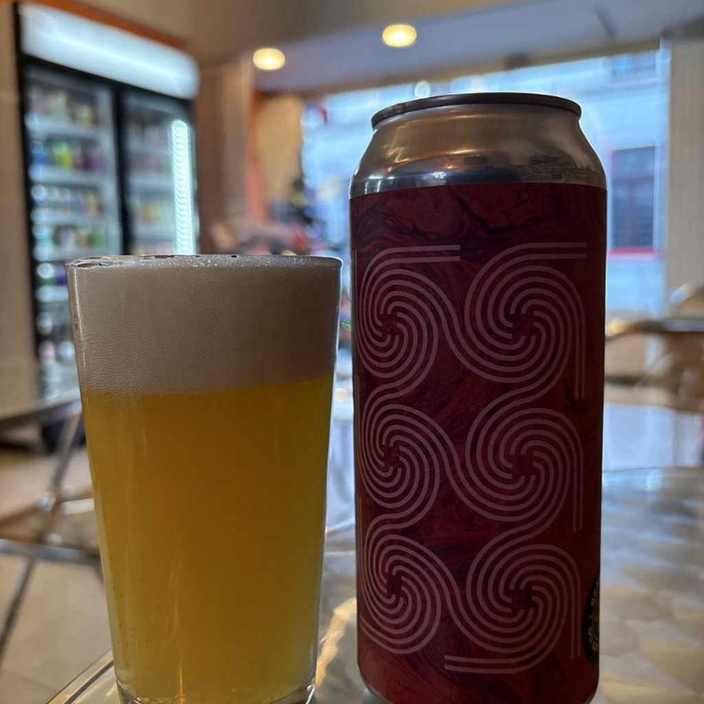 Brasserie du Bas Canada – Tourmentum
ABV: 10,0 % | Untappd: 4,11

Tourmentum er en massiv og kompromisløs Triple New England IPA, hvor Brasserie du Bas Canada folder hele paletten af tropisk humleintensitet ud i en tæt, juicy og cremet oplevelse.