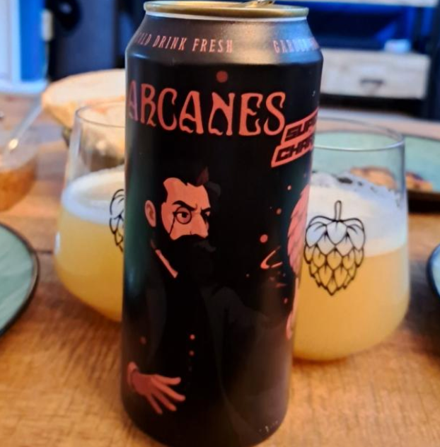 BreWskey – Arcanes SUP

ABV: 10,0 % | Stil: Triple New England / Hazy IPA | Untappd: 4,35

Arcanes SUP er en voldsomt humlemættet Triple New England IPA fra canadiske BreWskey i Montréal, Québec. Bryggeriet har gjort sig bemærket med sine intense, saftige og kompromisløse humleøl, og med Arcanes SUP tager de deres fascination af moderne humleteknologi til et særdeles spændende niveau.

Her er der tale om en Triple IPA på hele 10 %, hvor BreWskey har sammensat en imponerende humlepakke med fokus på Citra, Mo