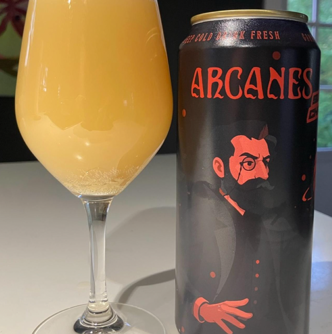 BreWskey – Arcanes SUP

ABV: 10,0 % | Stil: Triple New England / Hazy IPA | Untappd: 4,35

Arcanes SUP er en voldsomt humlemættet Triple New England IPA fra canadiske BreWskey i Montréal, Québec. Bryggeriet har gjort sig bemærket med sine intense, saftige og kompromisløse humleøl, og med Arcanes SUP tager de deres fascination af moderne humleteknologi til et særdeles spændende niveau.

Her er der tale om en Triple IPA på hele 10 %, hvor BreWskey har sammensat en imponerende humlepakke med fokus på Citra, Mo