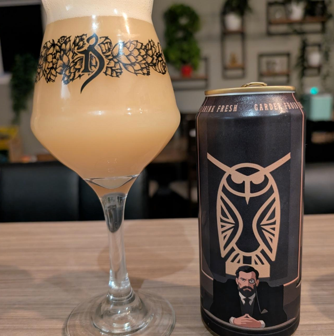 BreWskey × Badlands Brewing Company – Consortium

ABV: 8,2 % | Stil: Imperial / Double New England / Hazy IPA | Untappd: 4,30

Consortium er en intens, saftig og humlemættet Double New England IPA skabt i samarbejde mellem to af Canadas spændende bryggerier inden for moderne humleøl: BreWskey fra Montréal i Québec og Badlands Brewing Company fra Ontario.

Begge bryggerier har gjort sig bemærket med deres passion for store, aromatiske og frugtdrevne IPA'er, og i Consortium har de valgt at sætte fokus på tre 