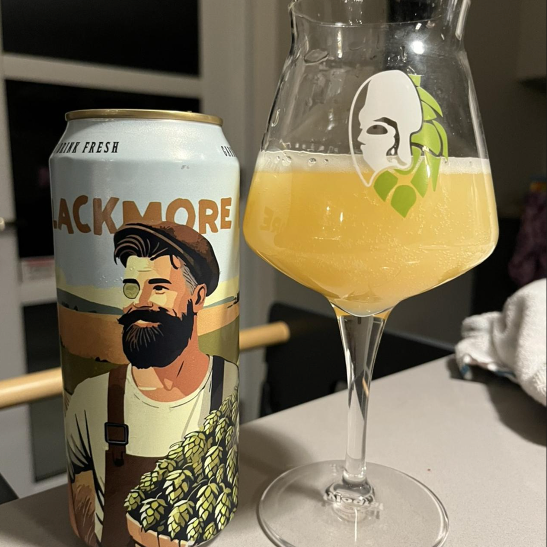 BreWskey – Blackmore Road

ABV: 6,9 % | Stil: New Zealand IPA | Untappd: 4,22

En aromatisk New Zealand-inspireret IPA fra montreal-bryggeriet BreWskey. Øllen er humlet med Motueka og Nelson Sauvin fra Garston Hops, hvilket giver en frisk og frugtdrevet profil med tydelig citrus og vinøse nuancer.