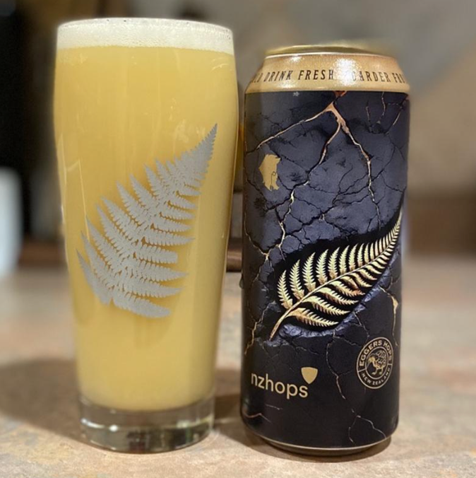BreWskey – NZ Gold
ABV: 10,0 % | Stil: Triple New England / Hazy IPA | Untappd: 4,31

En kraftig og aromatisk Triple NEIPA fra canadiske BreWskey. Øllen er brygget i samarbejde med Freestyle Hops, Eggers Hops og NZ Hops og er humlet med blandt andet Nelson Sauvin, Rakau, Superdelic og Motueka samt Motueka Hop Kief, hvilket giver en intens new zealand-præget humleprofil.