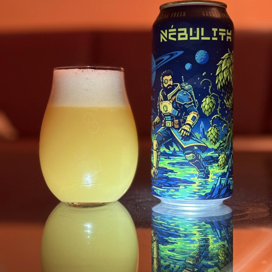 BreWskey – Nébulith

ABV: 11,9 % | Stil: Quadruple IPA (QIPA) | Untappd: 4,37

Nébulith er en ekstremt kraftfuld og humlemættet Quadruple IPA fra canadiske BreWskey i Montréal, Québec. Med hele 11,9 % alkohol er dette en kompromisløs humlebombe, hvor intensitet, fylde og aromatisk dybde er i centrum.

Øllen er brygget med Motueka, Riwaka, Strata og Citra samt koncentreret Motueka Hop Kief. En spændende sammensætning, der forener newzealandsk citrusfriskhed med amerikansk tropisk frugtighed.