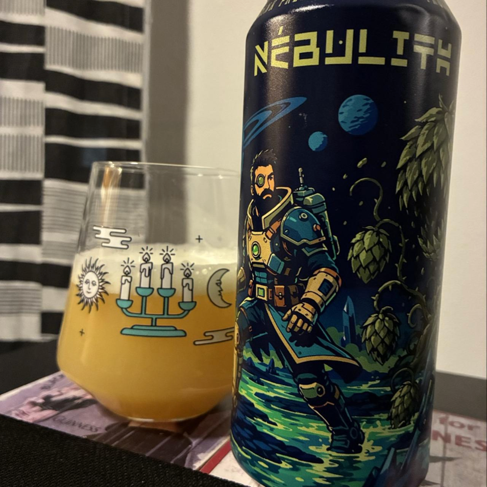 BreWskey – Nébulith

ABV: 11,9 % | Stil: Quadruple IPA (QIPA) | Untappd: 4,37

Nébulith er en ekstremt kraftfuld og humlemættet Quadruple IPA fra canadiske BreWskey i Montréal, Québec. Med hele 11,9 % alkohol er dette en kompromisløs humlebombe, hvor intensitet, fylde og aromatisk dybde er i centrum.

Øllen er brygget med Motueka, Riwaka, Strata og Citra samt koncentreret Motueka Hop Kief. En spændende sammensætning, der forener newzealandsk citrusfriskhed med amerikansk tropisk frugtighed.