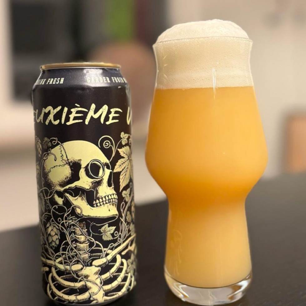 BreWskey x Bad Bones – Deuxième Vie
ABV: 8,2 % | Stil: Imperial / Double New England IPA | Untappd: 4,29

En frugtdrevet og aromatisk hazy DIPA brygget i samarbejde mellem BreWskey og Bad Bones. Øllen er humlet med Citra, Riwaka, Rakau og Southern Cross, hvilket giver en intens new zealand-præget humleprofil med både tropisk frugt og frisk citrus.