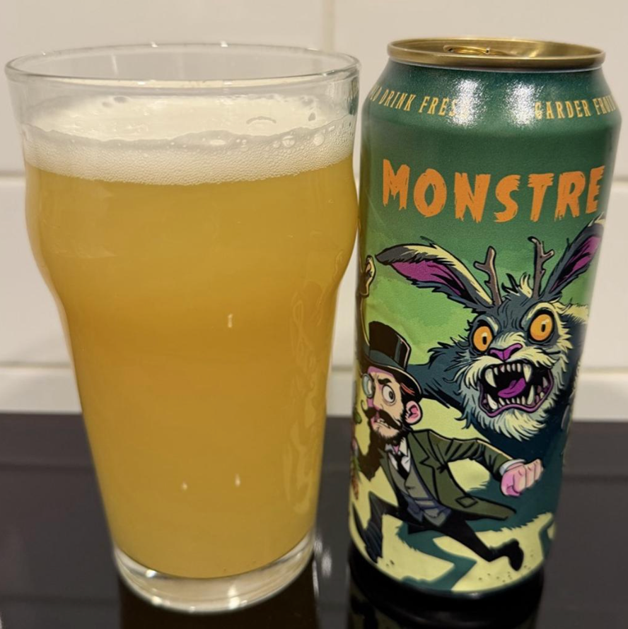 BreWskey x Jackalhop – Monstre
ABV: 6,5 % | Stil: New England / Hazy IPA | Untappd: 4,07

En frugtdrevet og aromatisk hazy IPA brygget i samarbejde mellem BreWskey og Microbrasserie Jackalhop. Øllen er humlet med Simcoe, Citra, Nelson Sauvin og Mosaic, hvilket giver en kompleks humleprofil med både tropisk frugt, citrus og let vinøse nuancer.