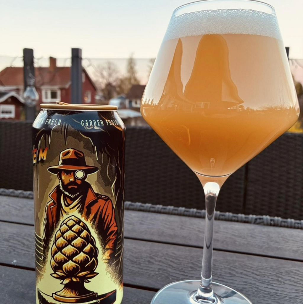 BreWskey x Off Script – Totem

ABV: 8,5 % | Stil: Double New England IPA | Untappd: 4,35

En collab mellem BreWskey og Off Script Brewing, hvor der bliver kørt klassisk canadisk haze-stil med høj aromatik og blød mundfølelse.