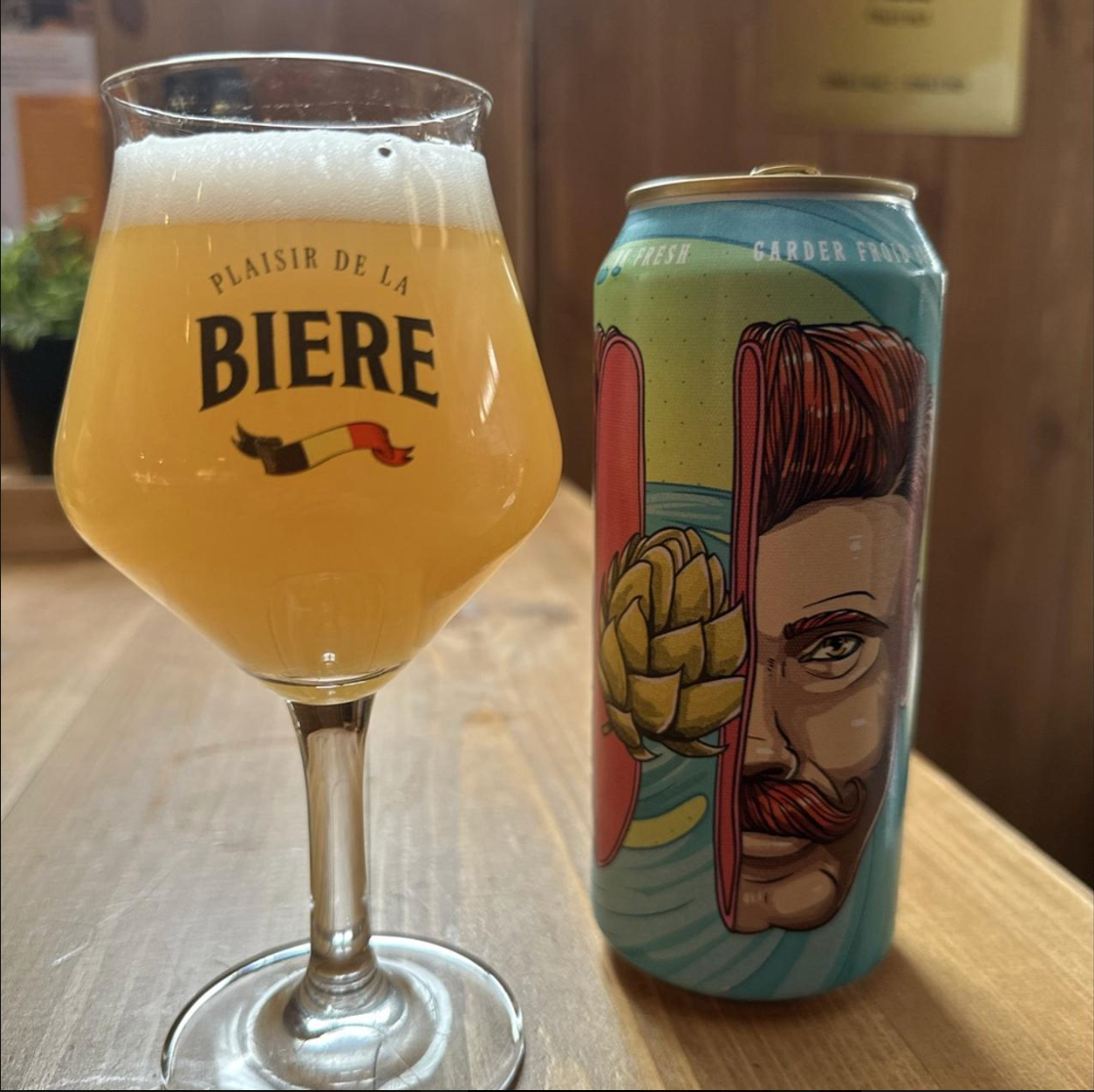 Brewskey – Hop Brain

ABV: 8,5 % | Stil: Double New England IPA | Untappd: 4,25

Hop Brain er en moderne DIPA fra canadiske Brewskey, brygget med fokus på maksimal humlearoma og silkeblød drinkability. Øllen leverer et intenst og saftigt udtryk, hvor tropisk frugt, citrus og moderne humlekarakter går hånd i hånd med en blød og cremet mundfølelse.