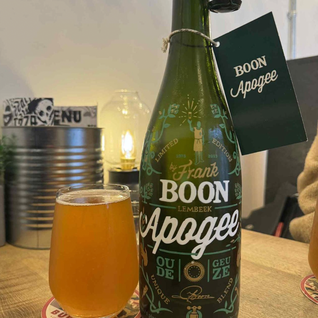 Brouwerij Boon – Oude Geuze Apogee
ABV: 7,0 % | Untappd: 4,08

Oude Geuze Apogee er en sjælden og elegant version af klassisk belgisk gueuze, en traditionel lambic-blanding med kompleksitet og dybde.