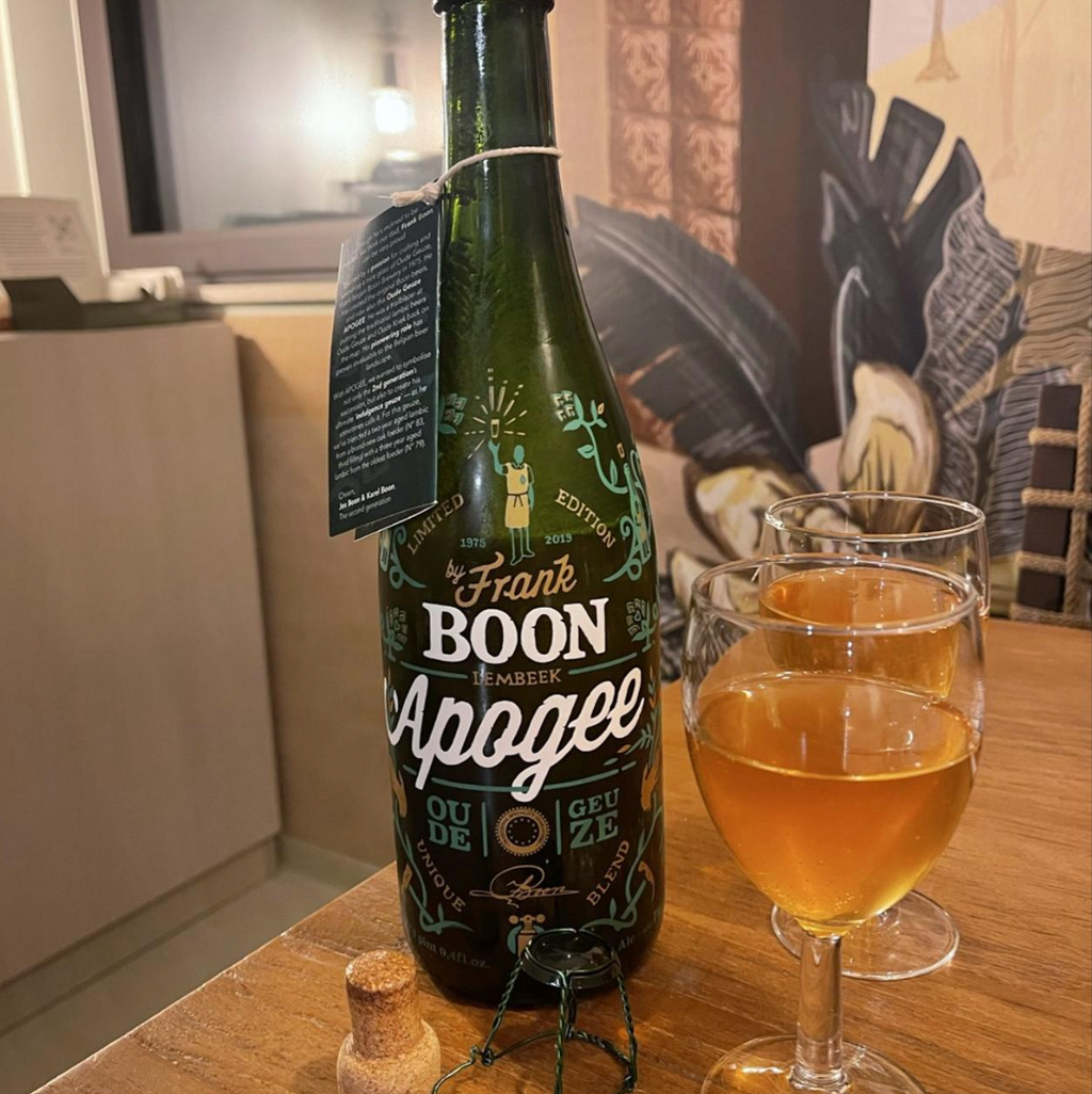 Brouwerij Boon – Oude Geuze Apogee
ABV: 7,0 % |  Untappd: 4,08

Oude Geuze Apogee er en sjælden og elegant version af klassisk belgisk gueuze, en traditionel lambic-blanding med kompleksitet og dybde.