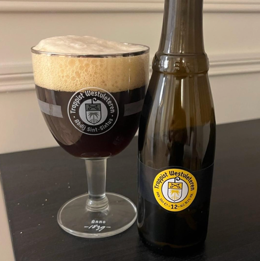 Brouwerij De Sint‑Sixtusabdij van Westvleteren – Trappist Westvleteren 12
ABV: 10,2 % | Stil: Belgian Quadrupel | Untappd: 4,46

Westvleteren 12 er et legendarisk bryg fra munkene på Sint‑Sixtus‑klostret i Westvleteren, kendt for sin kompleksitet, dybde og rige karakter.