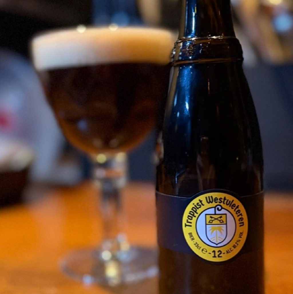 Brouwerij De Sint‑Sixtusabdij van Westvleteren – Trappist Westvleteren 12
ABV: 10,2 % | Stil: Belgian Quadrupel | Untappd: 4,46

Westvleteren 12 er et legendarisk bryg fra munkene på Sint‑Sixtus‑klostret i Westvleteren, kendt for sin kompleksitet, dybde og rige karakter.