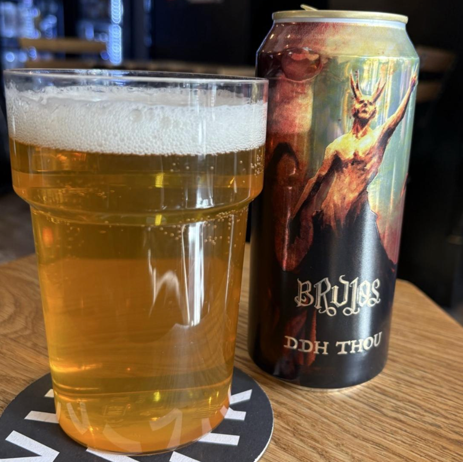 Brujos Brewing – DDH Thou

ABV: 10,0 % | Stil: Triple IPA (Double Dry Hopped West Coast) | Untappd: 4,41

En ekstremt humleintens DDH Triple IPA fra Brujos Brewing i Oregon. Øllen er dobbeltdry-hoppet og brygget med en massiv humleblanding af Simcoe (T90 &amp; Cryo), Mosaic (T90, Cryo &amp; Dynaboost) samt Citra (T90, Cryo &amp; Dynaboost), hvilket giver en eksplosiv aromaprofil.