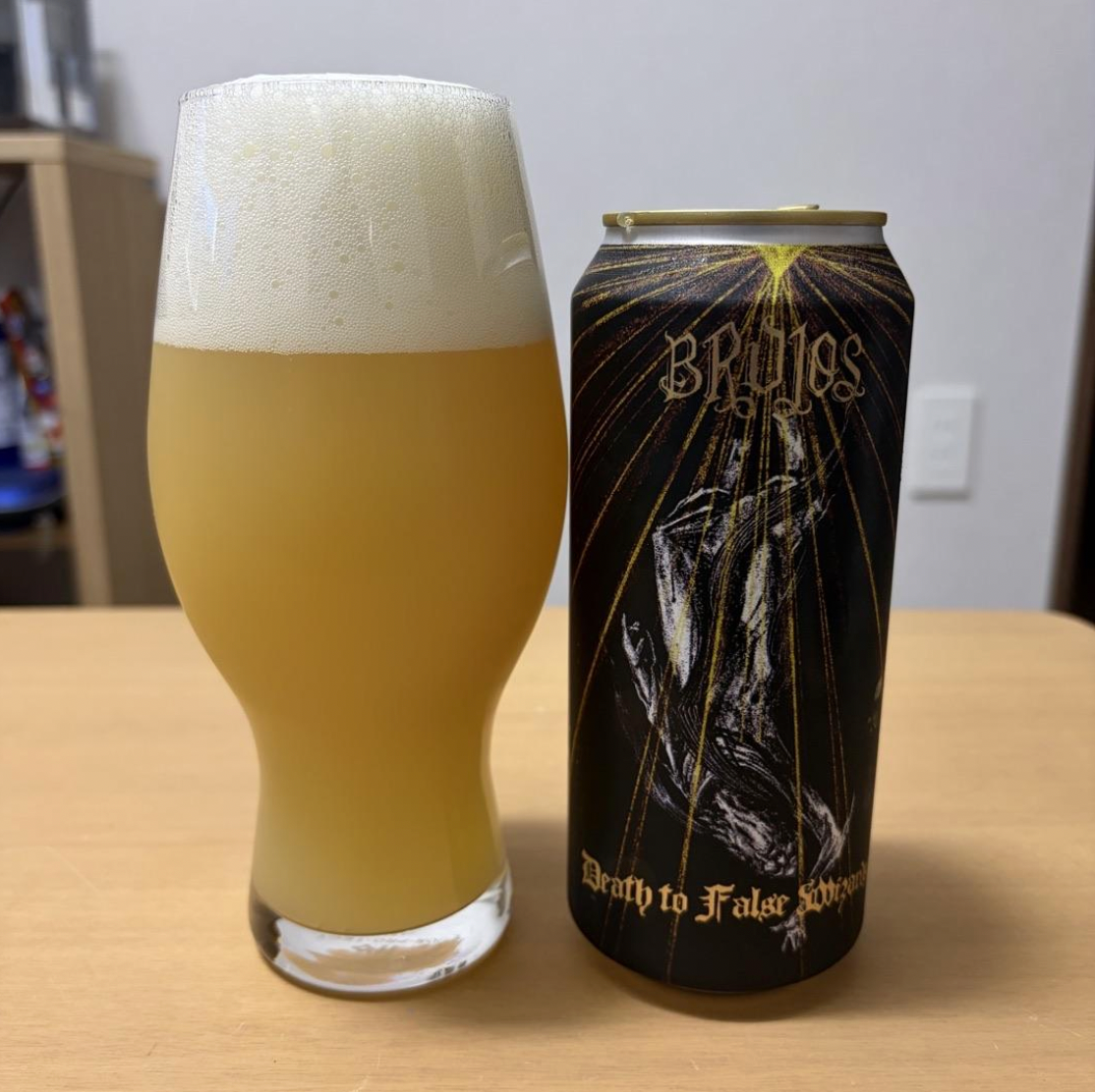 Brujos Brewing – Death To False Wizards

ABV: 9,6 % | Stil: Triple New England / Hazy IPA | Untappd: 4,50

Death To False Wizards er en massiv Triple IPA fra amerikanske Brujos Brewing i Portland, Oregon. Bryggeriet er kendt for sine kompromisløse, humlemættede øl, og denne udgave er bestemt ingen undtagelse. Humlepakken består af Galaxy, Rakau, Nelson Cryo, Nelson Hop Kief og Citra. En imponerende kombination af australske, newzealandske og amerikanske humler, hvor både traditionelle humleprodukter og konc