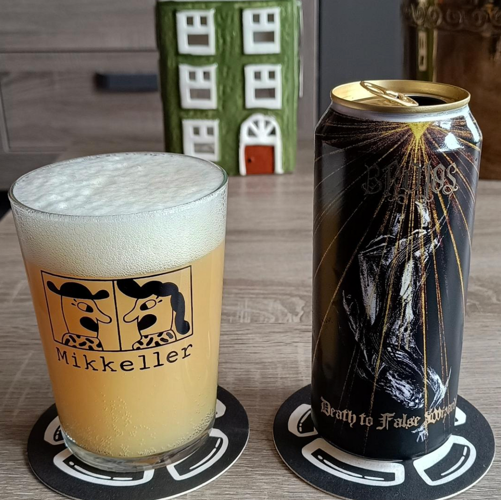 Brujos Brewing – Death To False Wizards

ABV: 9,6 % | Stil: Triple New England / Hazy IPA | Untappd: 4,50

Death To False Wizards er en massiv Triple IPA fra amerikanske Brujos Brewing i Portland, Oregon. Bryggeriet er kendt for sine kompromisløse, humlemættede øl, og denne udgave er bestemt ingen undtagelse. Humlepakken består af Galaxy, Rakau, Nelson Cryo, Nelson Hop Kief og Citra. En imponerende kombination af australske, newzealandske og amerikanske humler, hvor både traditionelle humleprodukter og konc