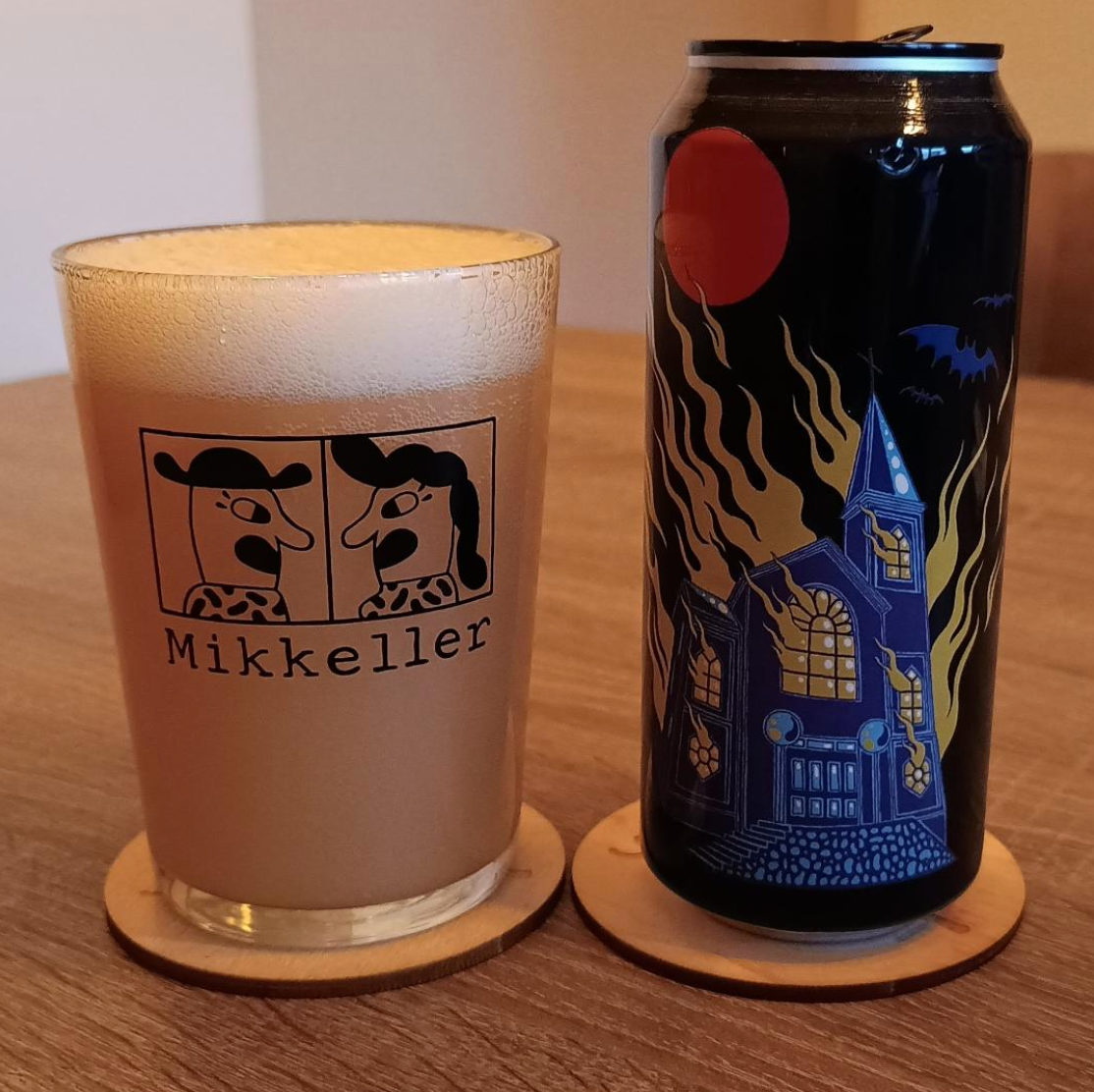 Brujos Brewing × Omnipollo – Unholy Church

ABV: 10,0 % | Stil: Triple New England / Hazy IPA | Untappd: 4,42

Unholy Church er en massiv Triple IPA skabt i samarbejde mellem amerikanske Brujos Brewing fra Portland, Oregon, og svenske Omnipollo. To bryggerier, der begge er kendt for deres kompromisløse tilgang til moderne specialøl, har slået kræfterne sammen om en humleintens Hazy TIPA med den australske Galaxy-humle i hovedrollen. Resultatet er en stor og aromatisk øl med fokus på tropisk