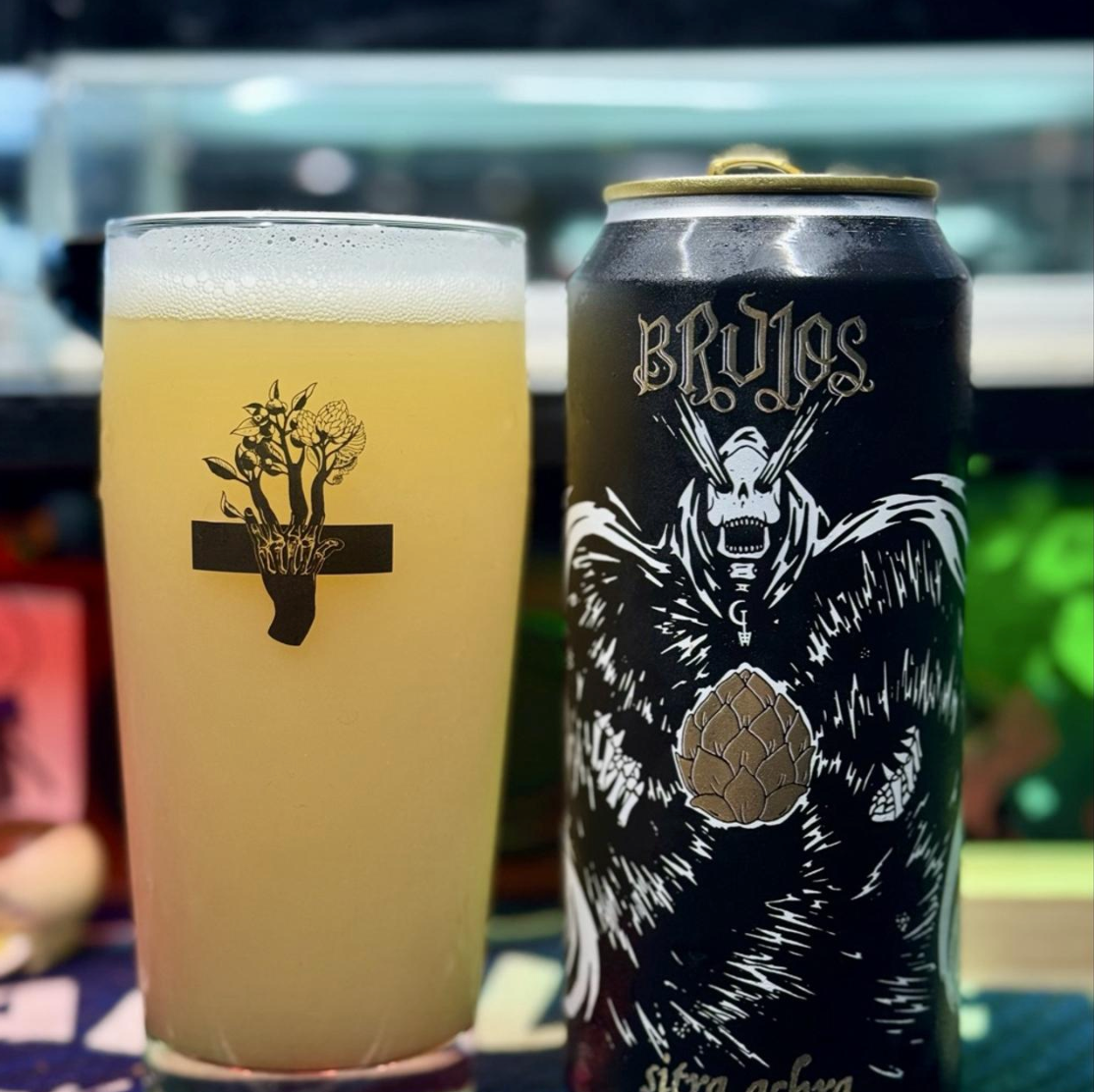 Brujos Brewing – Sitra Achra (2026)

ABV: 9,2 % | Stil: Imperial / Double New England / Hazy IPA | Untappd: 4,49

Sitra Achra (2026) er en intens og humlemættet Double IPA fra amerikanske Brujos Brewing i Portland, Oregon. Bryggeriet er kendt for sin kompromisløse tilgang til moderne humlebomber, og denne udgave er en rendyrket hyldest til én af verdens mest populære aromahumler: Citra. Humlepakken består udelukkende af Citra og Citra Cryo, hvilket giver et særligt koncentreret fokus på citrus, tropisk frug