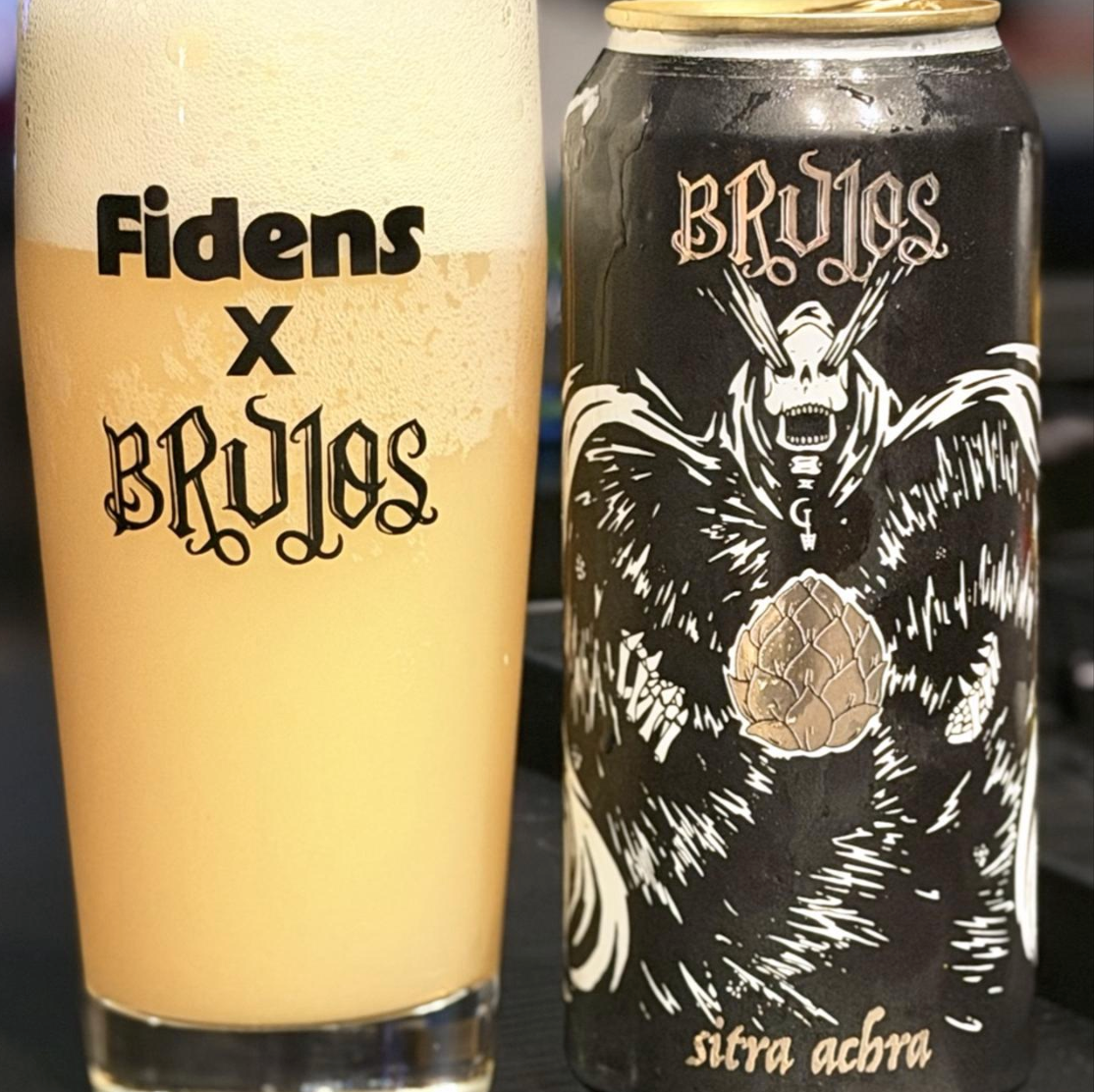 Brujos Brewing – Sitra Achra (2026)

ABV: 9,2 % | Stil: Imperial / Double New England / Hazy IPA | Untappd: 4,49

Sitra Achra (2026) er en intens og humlemættet Double IPA fra amerikanske Brujos Brewing i Portland, Oregon. Bryggeriet er kendt for sin kompromisløse tilgang til moderne humlebomber, og denne udgave er en rendyrket hyldest til én af verdens mest populære aromahumler: Citra. Humlepakken består udelukkende af Citra og Citra Cryo, hvilket giver et særligt koncentreret fokus på citrus, tropisk frug