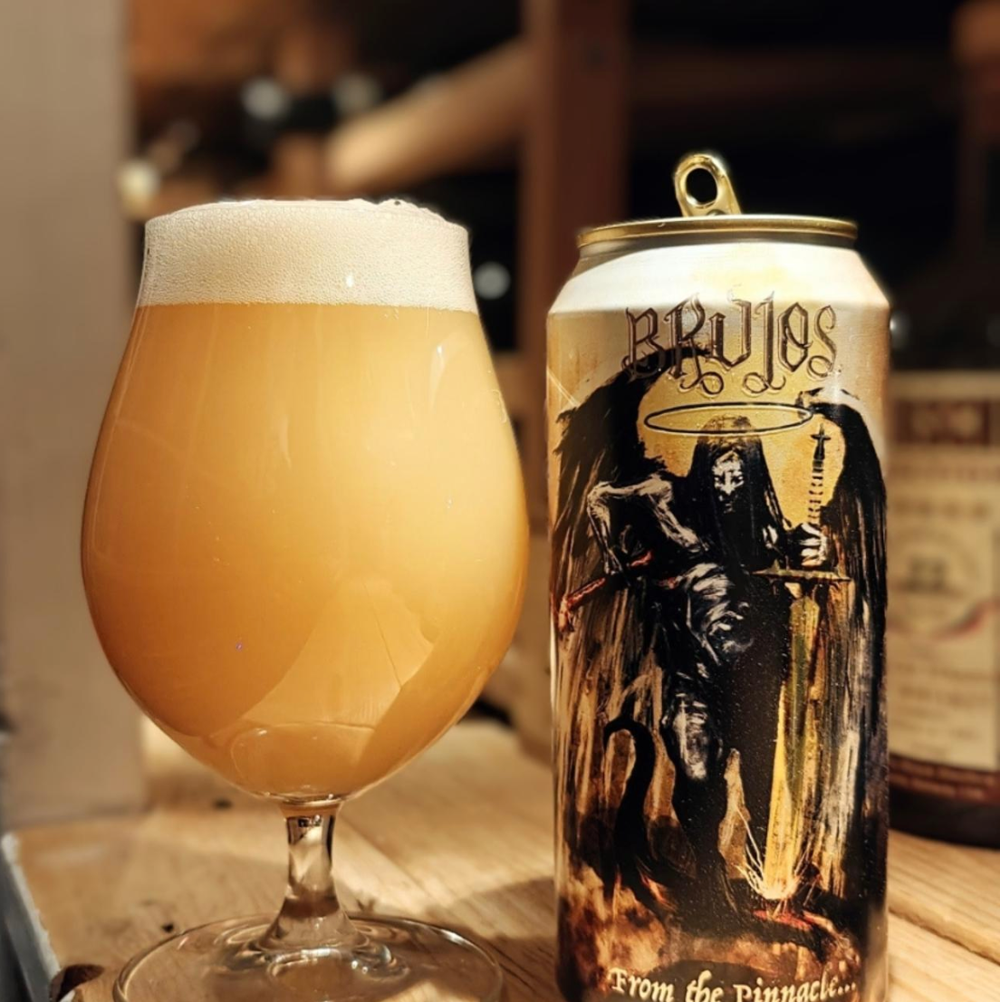 Brujos Brewing x Evil Twin NYC – From The Pinnacle

ABV: 10,0 % | Stil: Triple New England / Hazy IPA | Untappd: 4,50

En ekstrem TDH Triple NEIPA brygget som et samarbejde mellem Brujos Brewing og Evil Twin Brewing NYC. Øllen er triple dry-hopped og bygget på en massiv humleprofil med blandt andet Citra (T90, Cryo og Dynaboost), Motueka-produkter og Eclipse, hvilket giver en eksplosiv aromaprofil.