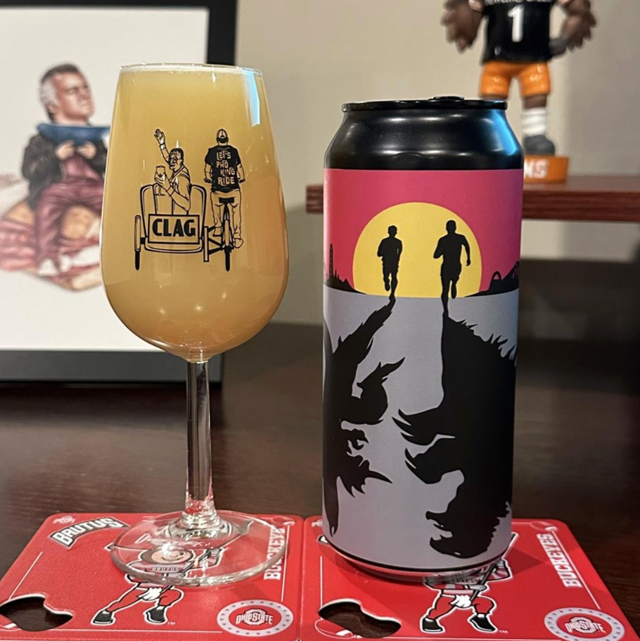CLAG Brewing Company – Khazilla Vs Destoroyah
ABV: 8,0 % | Stil: Imperial / Double New England / Hazy IPA | Untappd: 4,33

En saftig og aromatisk dobbelt NEIPA fra det amerikanske CLAG Brewing Company, hvor tropiske toner og en cremet humleprofil fylder glasset med intensitet og balance.
