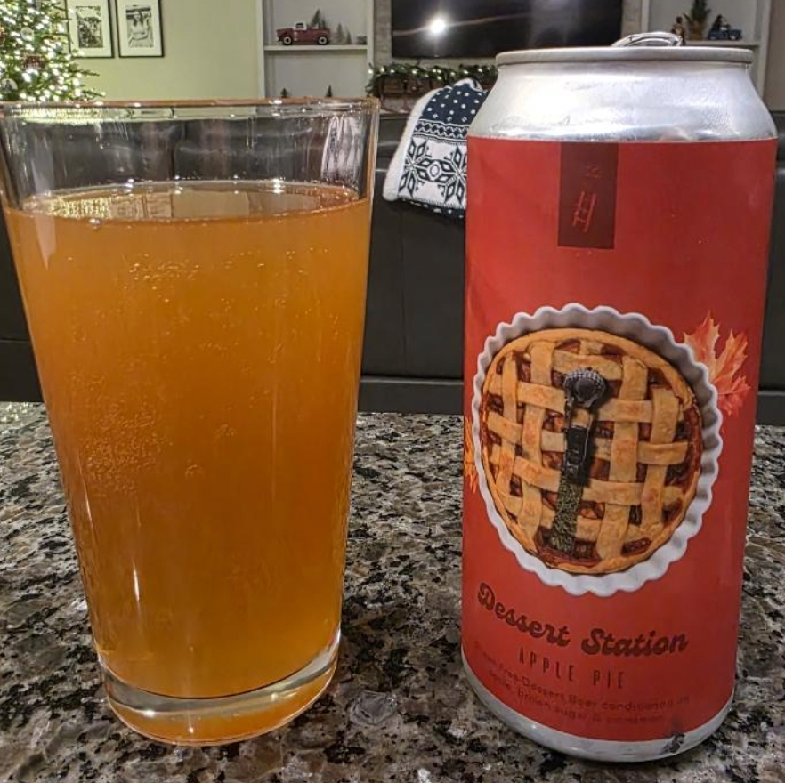 Corporate Ladder Brewing Company – Dessert Station: Apple Pie
ABV: 6,5 % | Untappd: 4,35

Dessert Station: Apple Pie er en dessertinspireret sour, hvor Corporate Ladder leverer en intens og hyggelig oplevelse med aromaer og smagsnuancer, der minder om en friskbagt æbletærte.